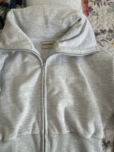 Customer photo review of CONJUNTO POLERÓN AJUSTADO & PANTALÓN RECTO - GRIS