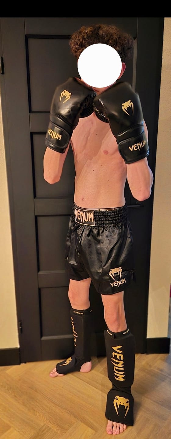 Customer photo review of Venum Kickboks Broekje Classic - Zwart/Goud