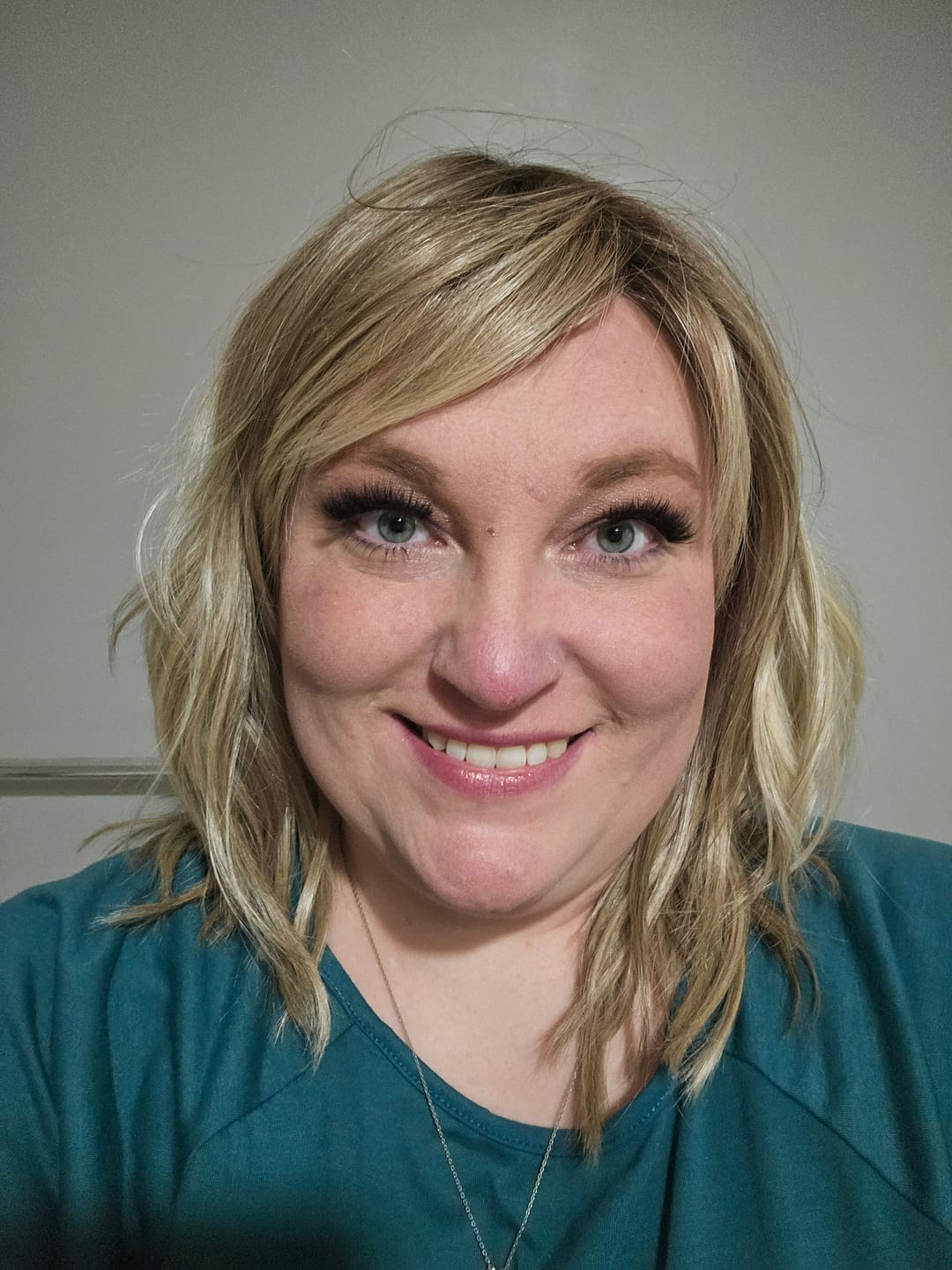 Customer photo review of PRETTY POMP - Sunlit Beige Blonde
