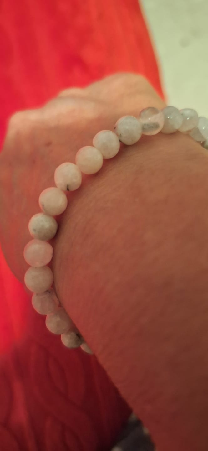 Customer photo review of Pulsera Piedra Luna Arco Iris - 6mm || Equilibrio Femenino - Nuevos Comienzos