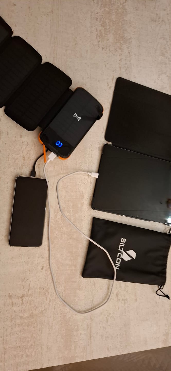 Customer photo review of Siltcon® Draadloze Powerbank 30000 mAh  – 4 Zonnepanelen