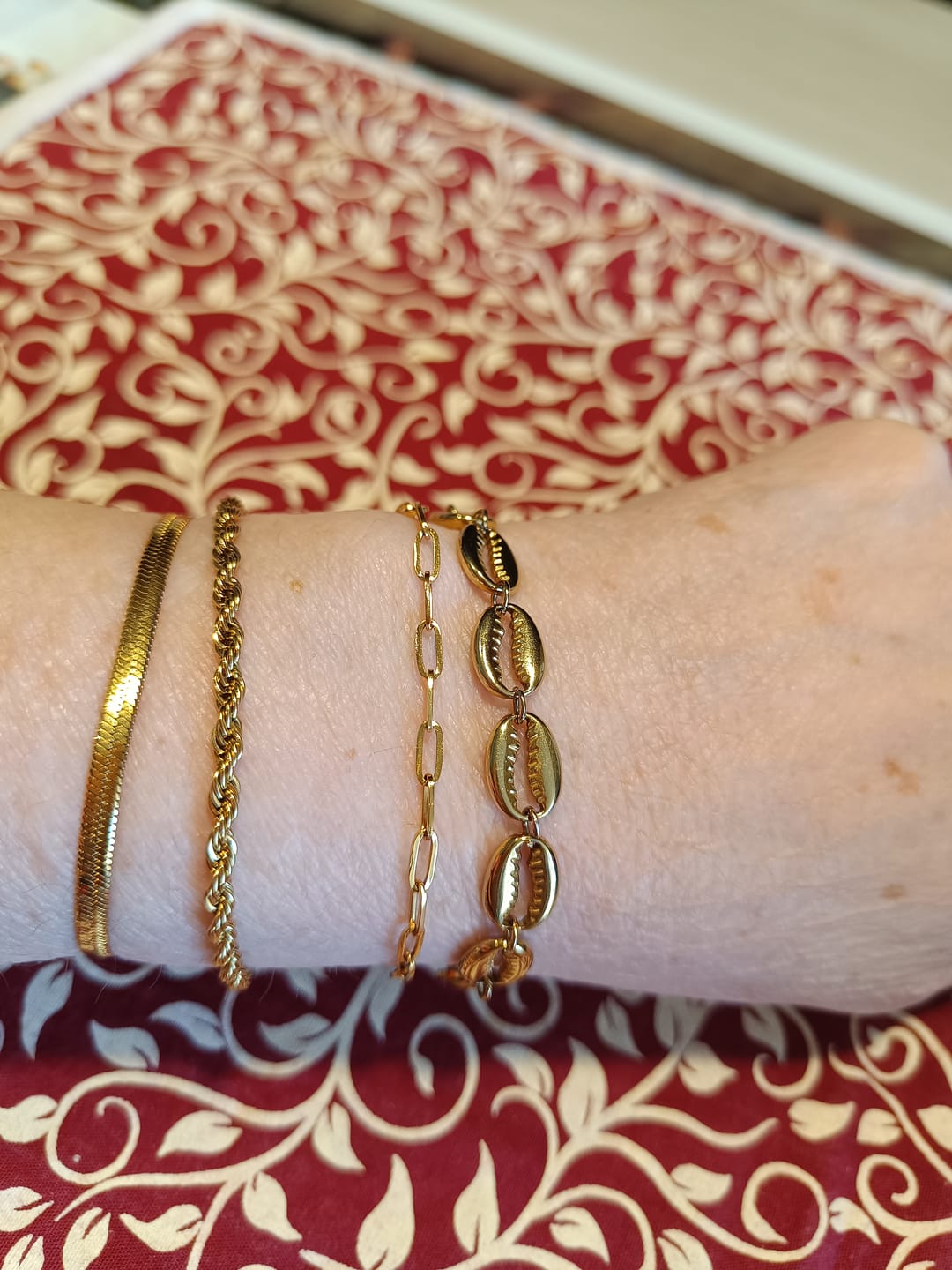 Customer photo review of Kit Pulseiras Essential Banhado em Ouro 18K