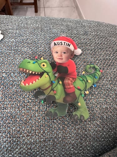 Customer photo review of Ornement Photo Personnalisée Bébé sur Dinosaure – Décoration de Noël Unique