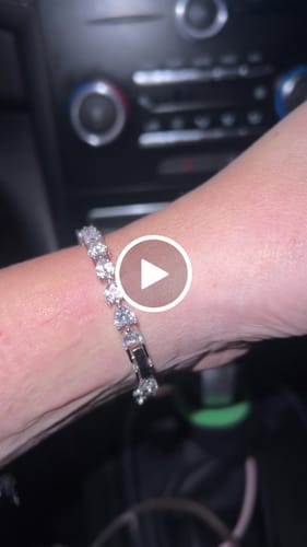 Customer video review of Bracciale tennis con cuori in zirconi