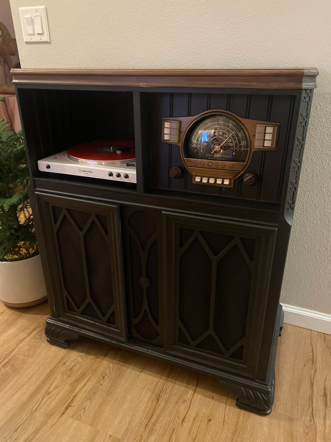 Customer photo review of Zenith Large Pinch Solid Wood Reproduction Radio Knob- Antique Radio Repair