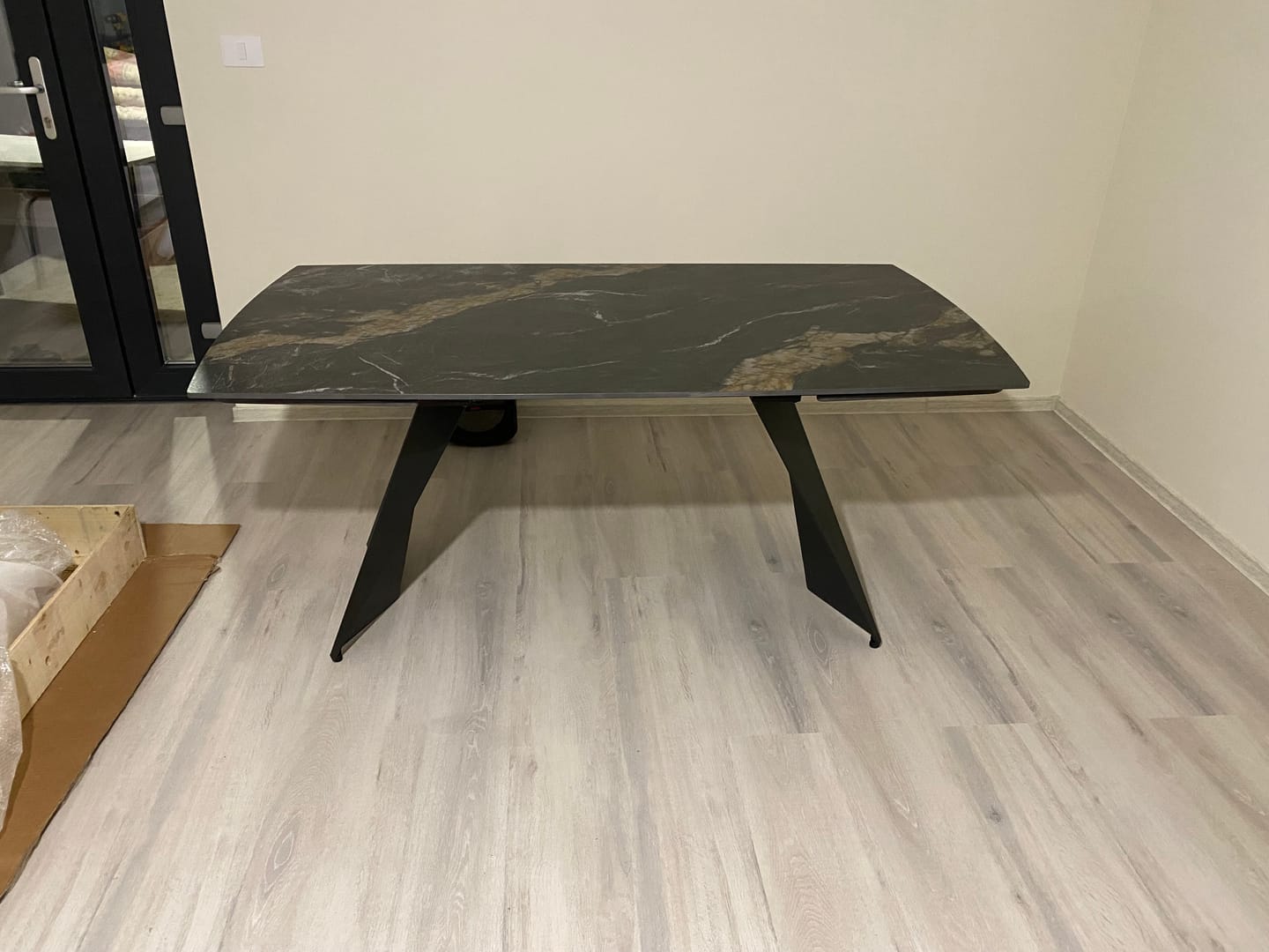 Customer photo review of Masa extensibila ARMANI, negru cu efect de marmura/negru, piatra sinterizata/otel, 165-241x90x77 cm