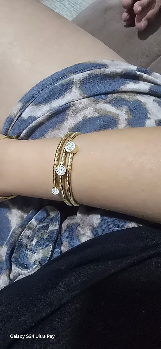 Customer photo review of Bracelete Espiral Cristais Banhado em Ouro 18k
