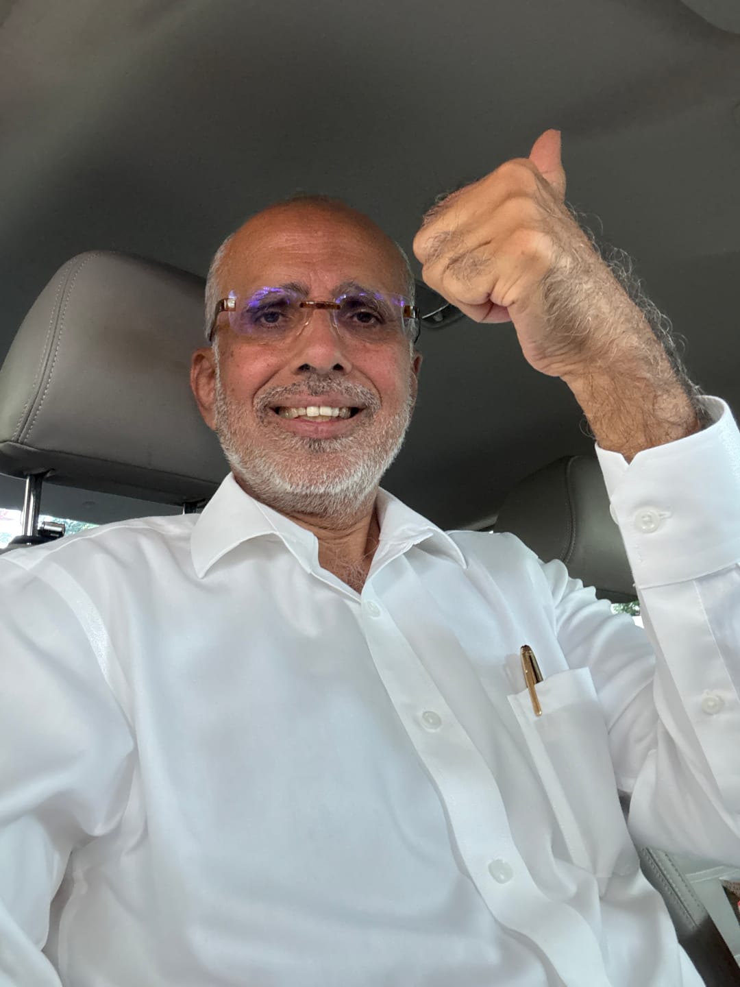 Customer photo review of Wrinkle-Free Pinpoint Oxford Pocket Dress Shirt | White WH001Z