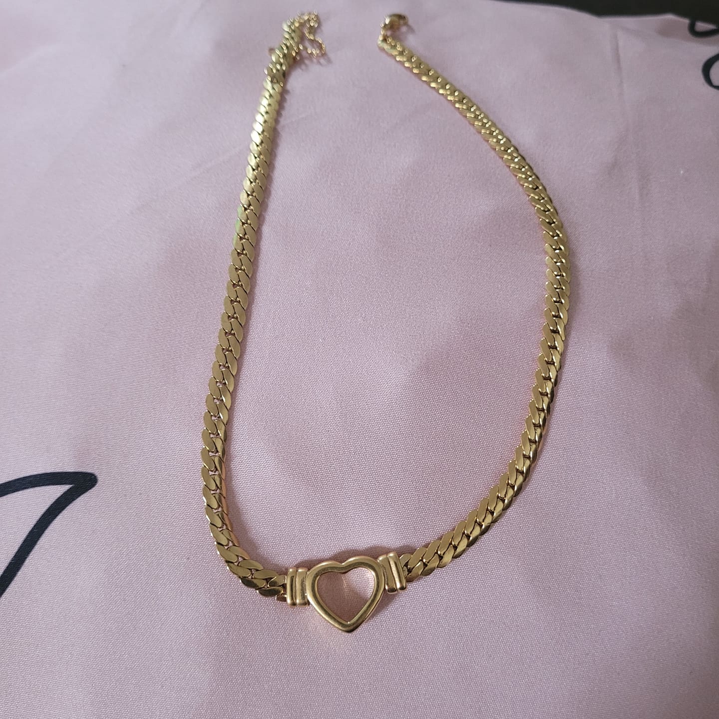 Customer photo review of Colar Gargantilha Coração Minimalista Banhado em Ouro 18K