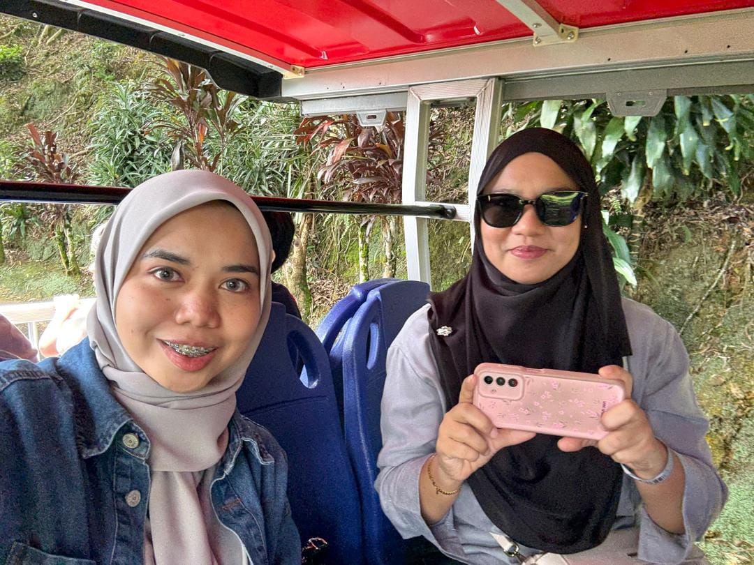 Customer photo review of Taylor Rectangular Framed Sunglasses