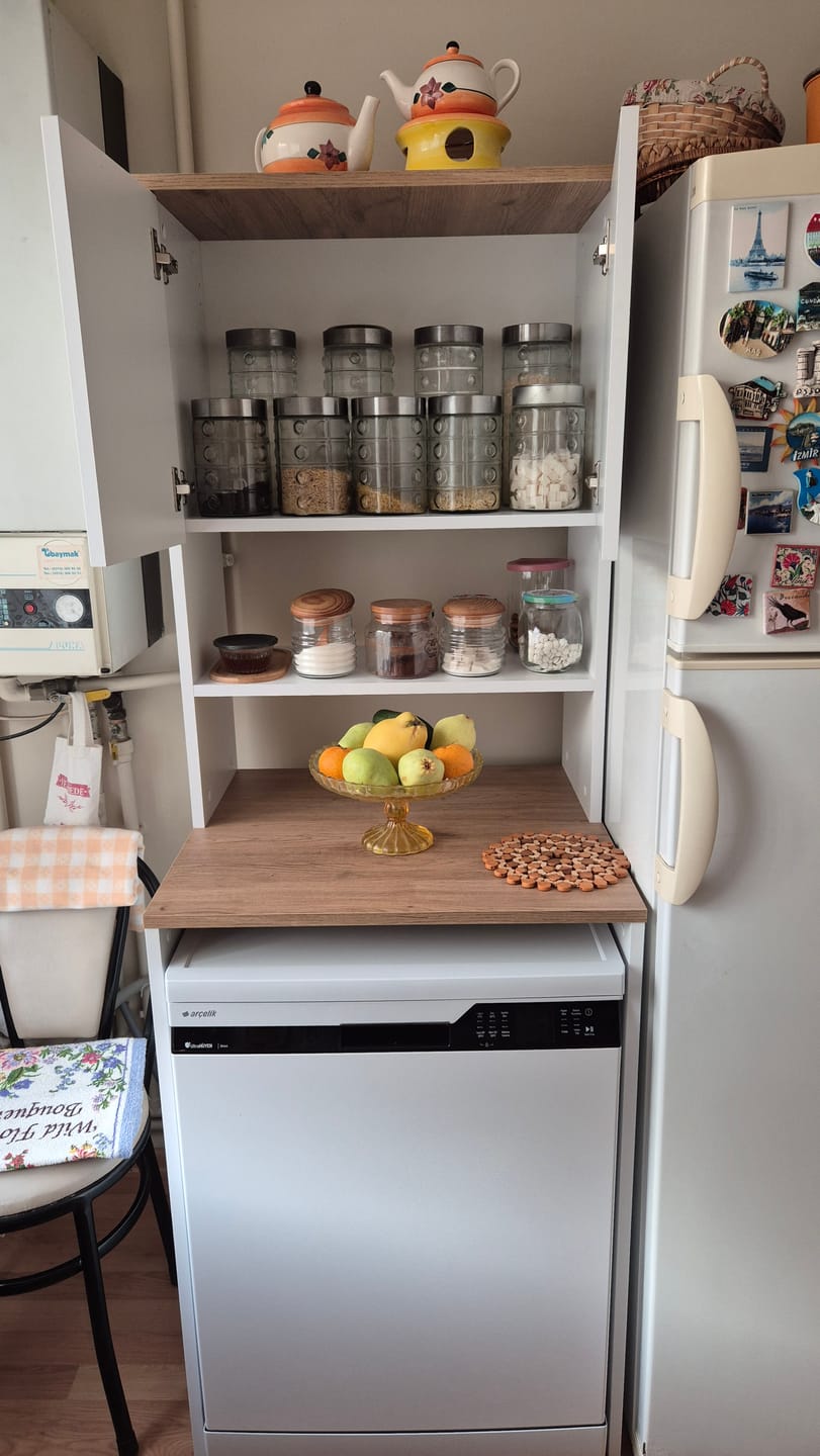 Customer photo review of Rani KD101 Çamaşır Makinesi Dolabı 3 Raflı Kapaklı Banyo Dolabı Beyaz - Sepet Ceviz