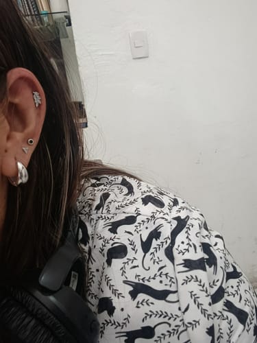 Customer photo review of Piercing Hojita de Laurel Rosca Plana