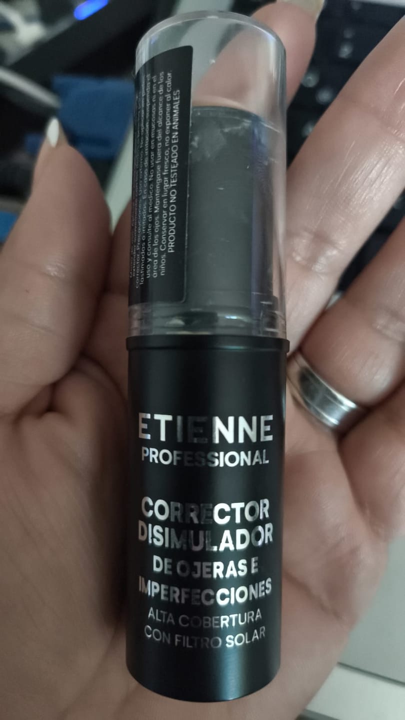 Customer photo review of Disimulador de ojeras e imperfecciones en barra tono 004