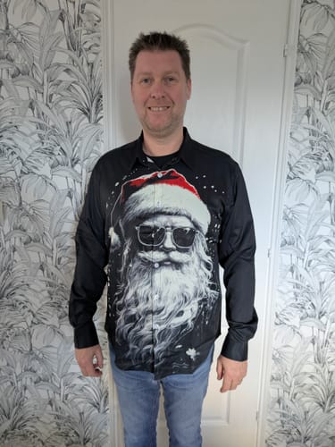 Customer photo review of Chemise à manches longues pour homme avec Père Noël cool pour les fêtes de Noël