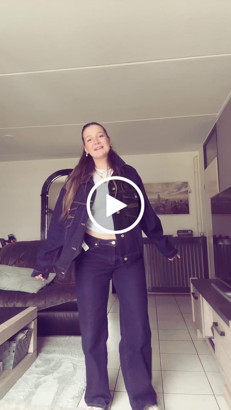 Recenzja wideo klienta dotycząca kurtki dżinsowej LOGO STITCH w kolorze indygo