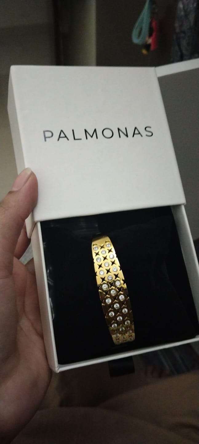 Customer photo review of Shimmering Star Gold Bangle Bracelet