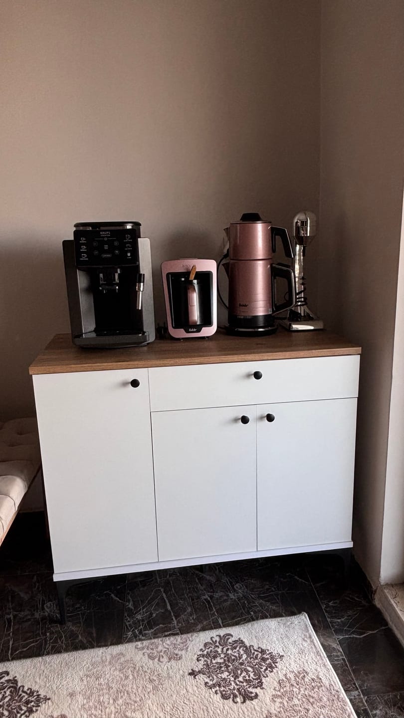 Customer photo review of Rani JE194 Kahve Köşesi Çok Amaçlı Dolap 3 Kapaklı 1 Çekmeceli Kiler Mutfak Dolabı Beyaz - Sepet Ceviz