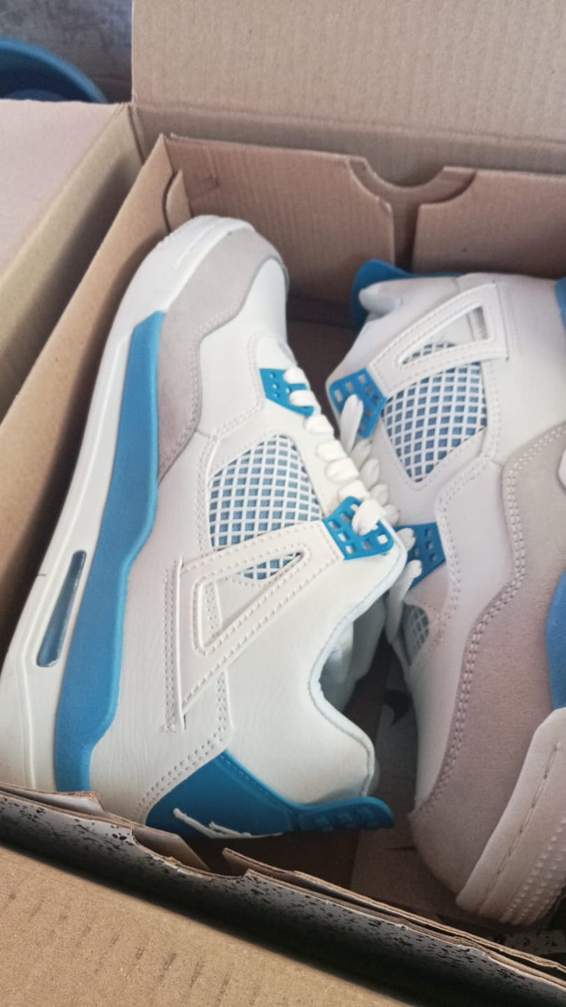 Customer photo review of Tenis Retro 4 Blanco Azul