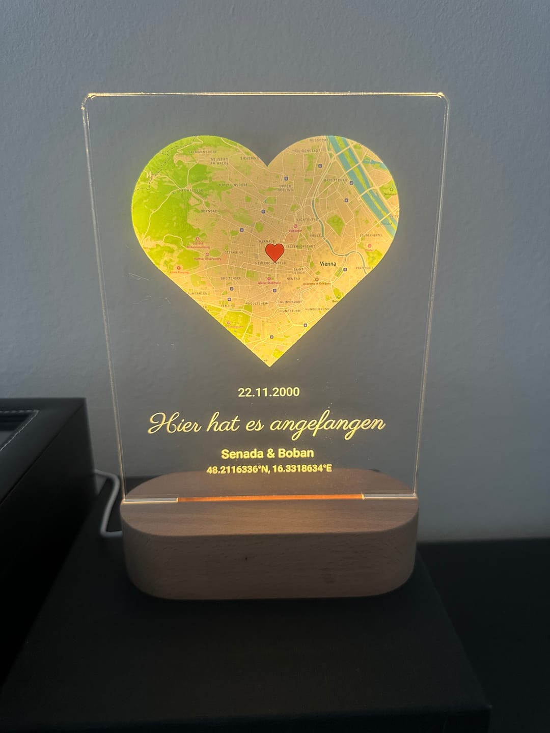 Customer photo review of Wo alles begann - Personalisiertes Nachtlicht mit LED-Holzfuß (14x20)