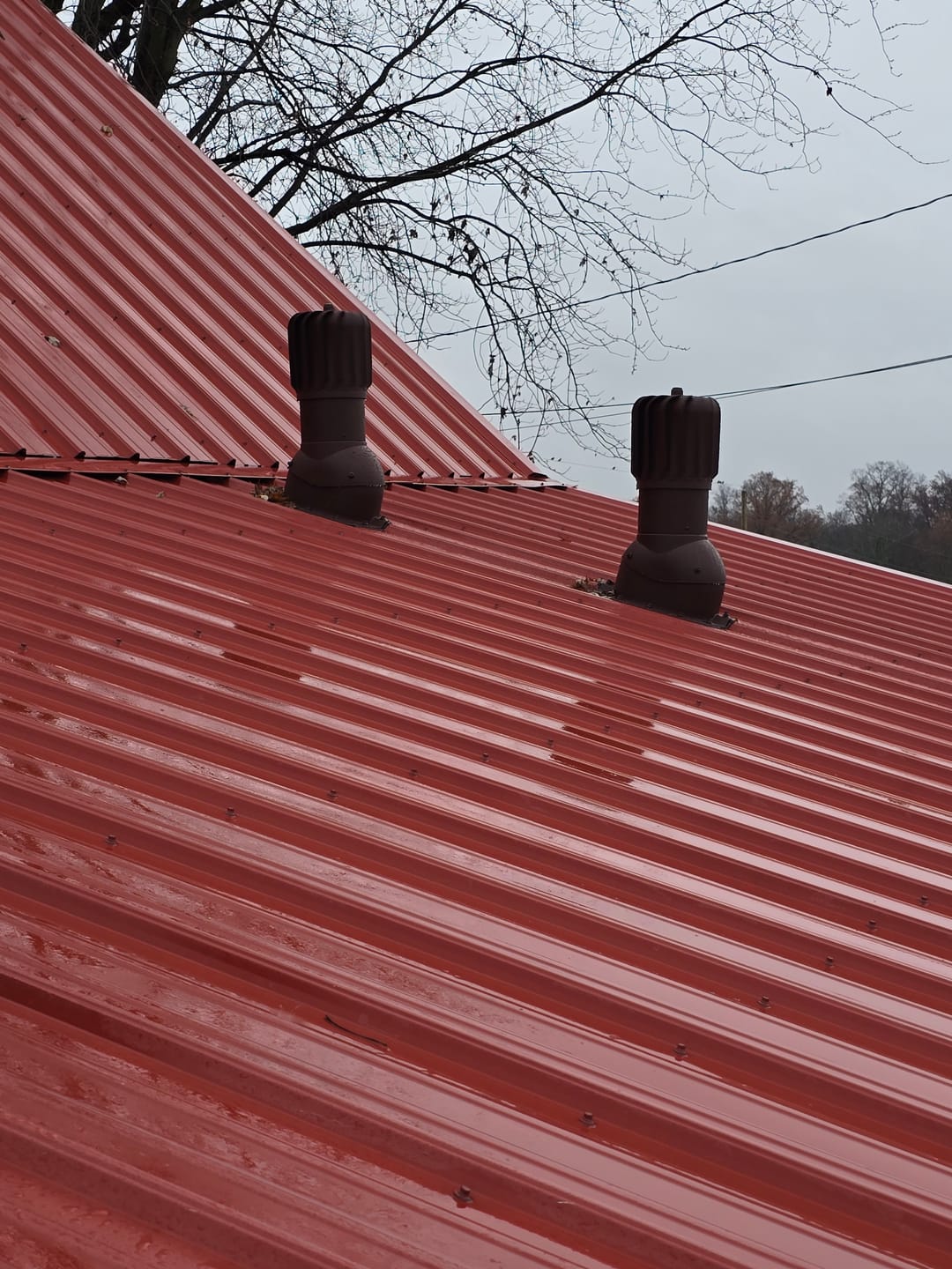 Customer photo review of IVENT ROTO OBLONG - Kitchen and Bathroom Exhaust Vent for Metal Exposed Fasteners Roofing with RIB profile 1,1/4" high.
