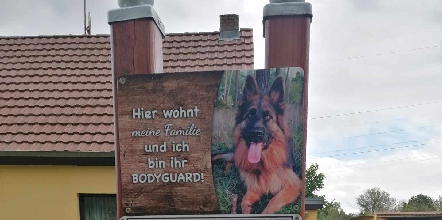 Customer photo review of Hunde-Türschild mit Foto & Wunschtext (UV- UND WETTERFEST) - Angebot beim Kauf eines 2. Schildes