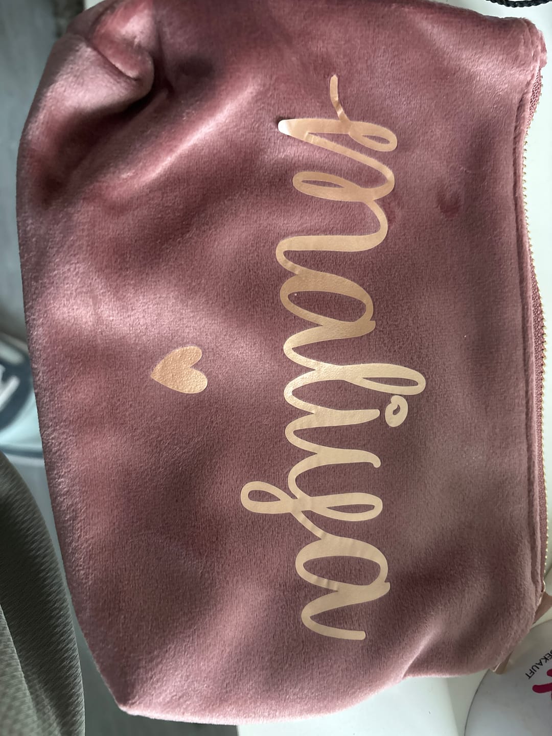Customer photo review of Meine Kosmetiktasche - Personalisierte Samt Kosmetiktasche für MakeUp und Kosmetika mit Namen