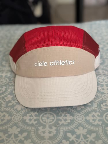 Customer photo review of Ciele FSTCap SC Field Iconic SL Safari/Red Running Cap
