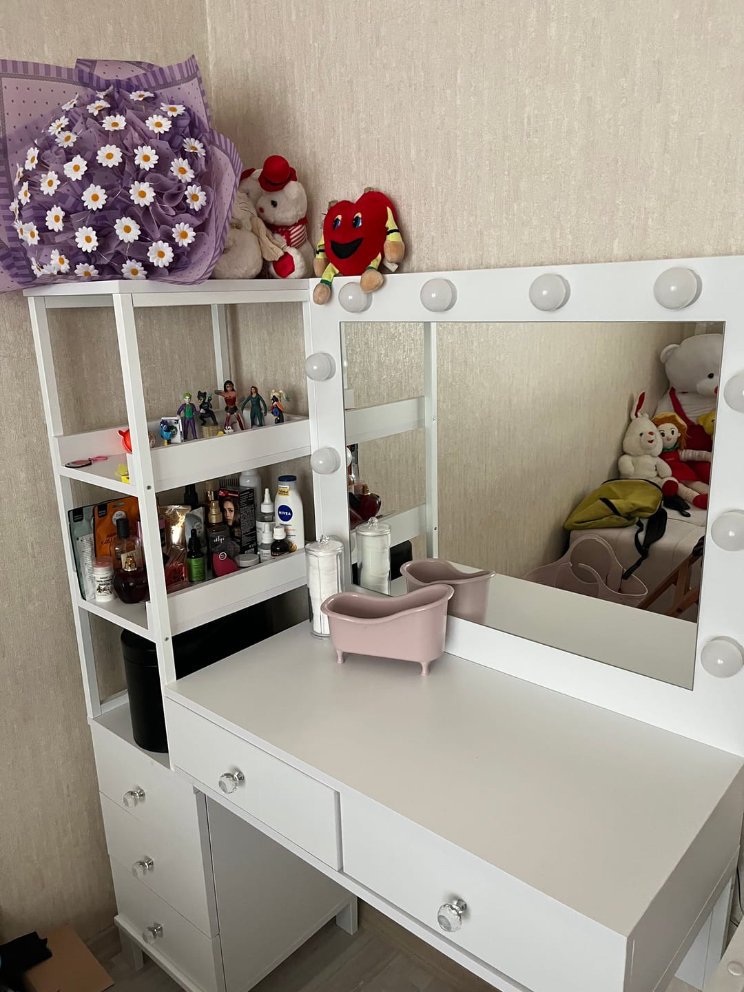 Customer photo review of Rani BJ128 Hollywood Işıklı Aynalı Kulis Makyaj Masası 5 Çekmeceli Raflı Takı Düzenleyici Beyaz