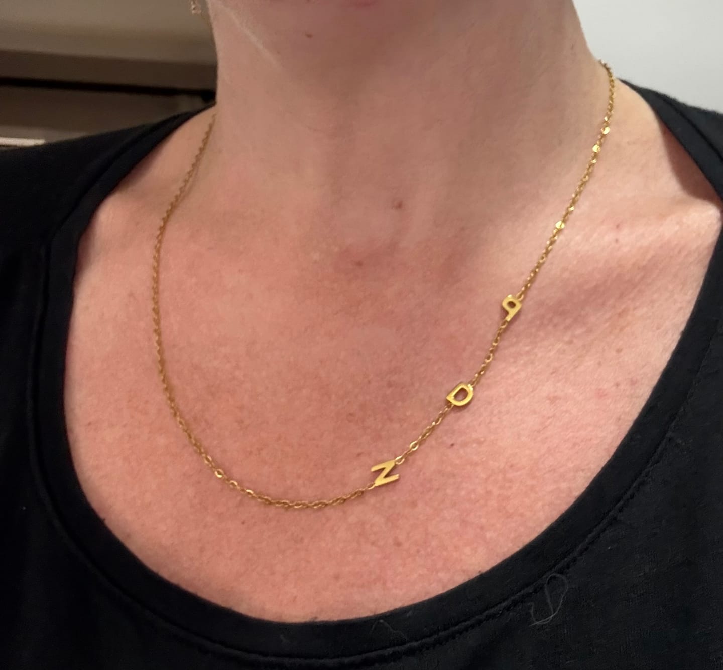 Customer photo review of Collar con iniciales personalizadas en horizontal
