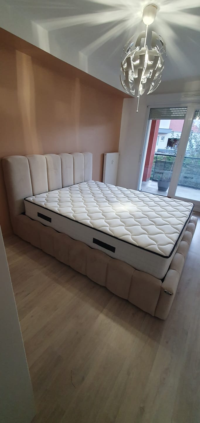 Customer photo review of Lit coffre design avec tête de lit matelassée - JADE