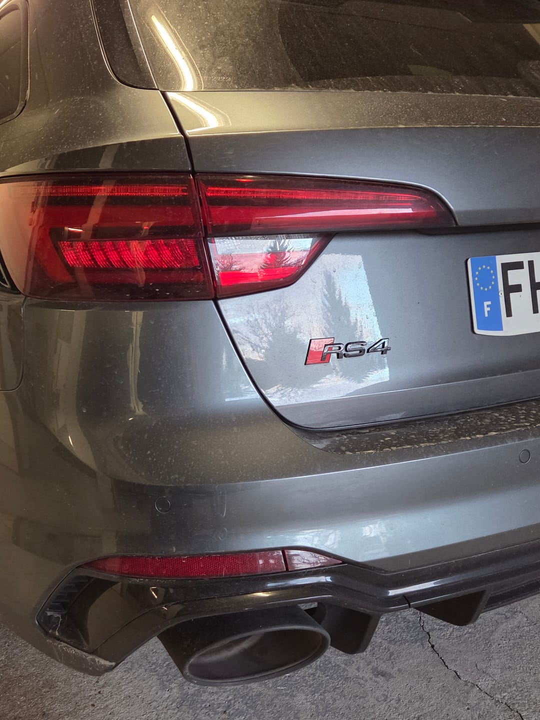 Customer photo review of Logo / Badge Audi RS3 / RS4 / RS5 / RS6 / RS7 / RSQ3 / RSQ8 Noir