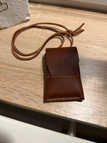 Customer photo review of Slimmad plånbok i äkta läder - Med halsrem