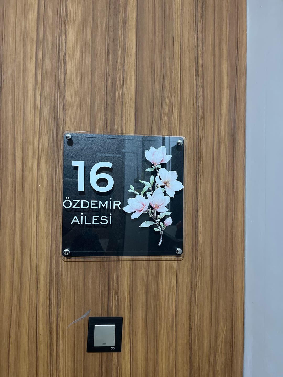 Customer photo review of Kişiye Özel Manolya Çiçekli Kapı İsimliği