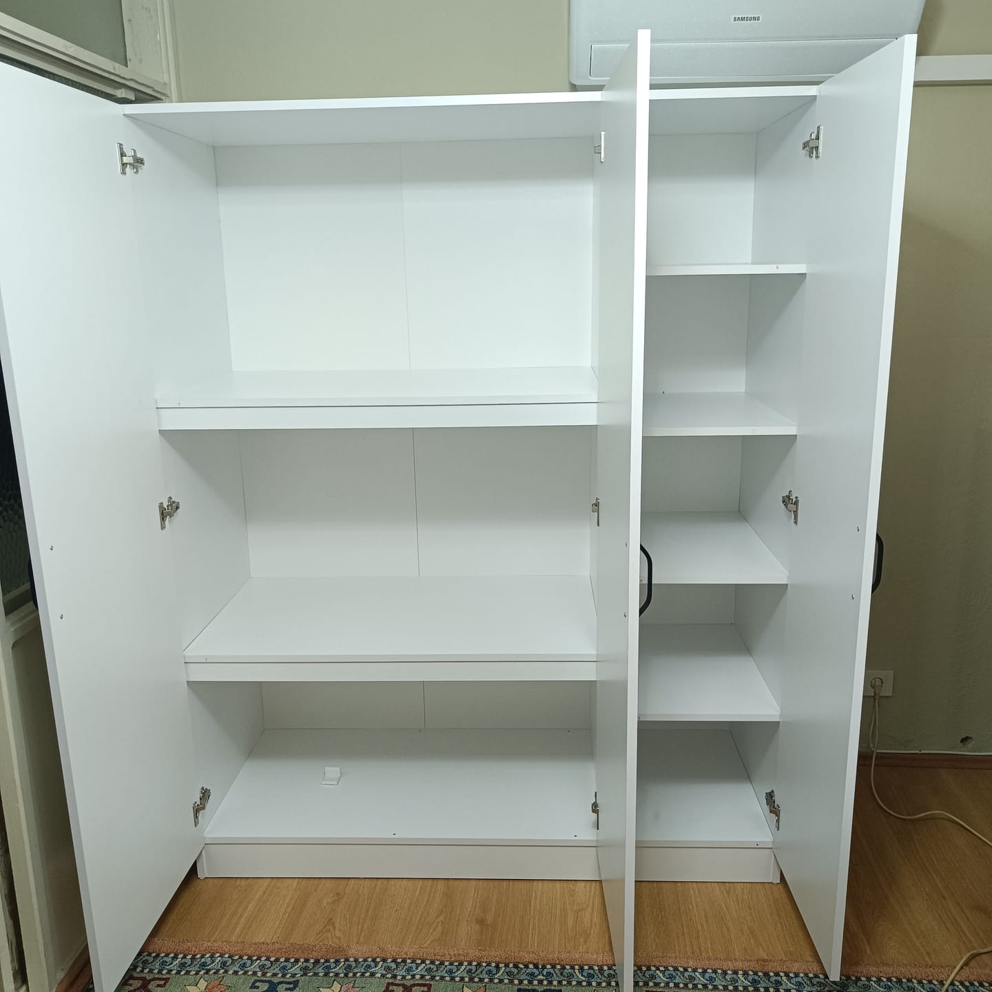 Customer photo review of Rani BA105 Yüklük 3 Kapaklı 8 Raflı Yatak Yorgan Yastık Saklama Dolabı Beyaz