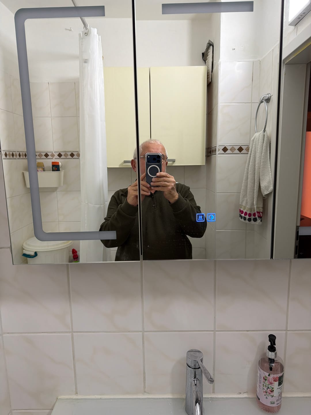 Customer photo review of SONNI 3 Türiger Spiegelschrank Bad mit Beleuchtung LED Badezimmer Spiegelschrank mit Anti-Beschlag, Steckdose, 3 Lichtfarben, Dimmbar, Vollständig Montiert