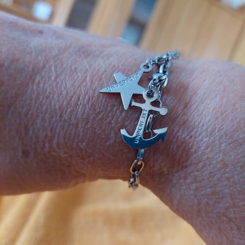 Customer photo review of Für Deine besondere Freundschaft: 2x Armband mit abgebrochenem Stern & Anker + 2x das goldene Manifest als Geschenk
