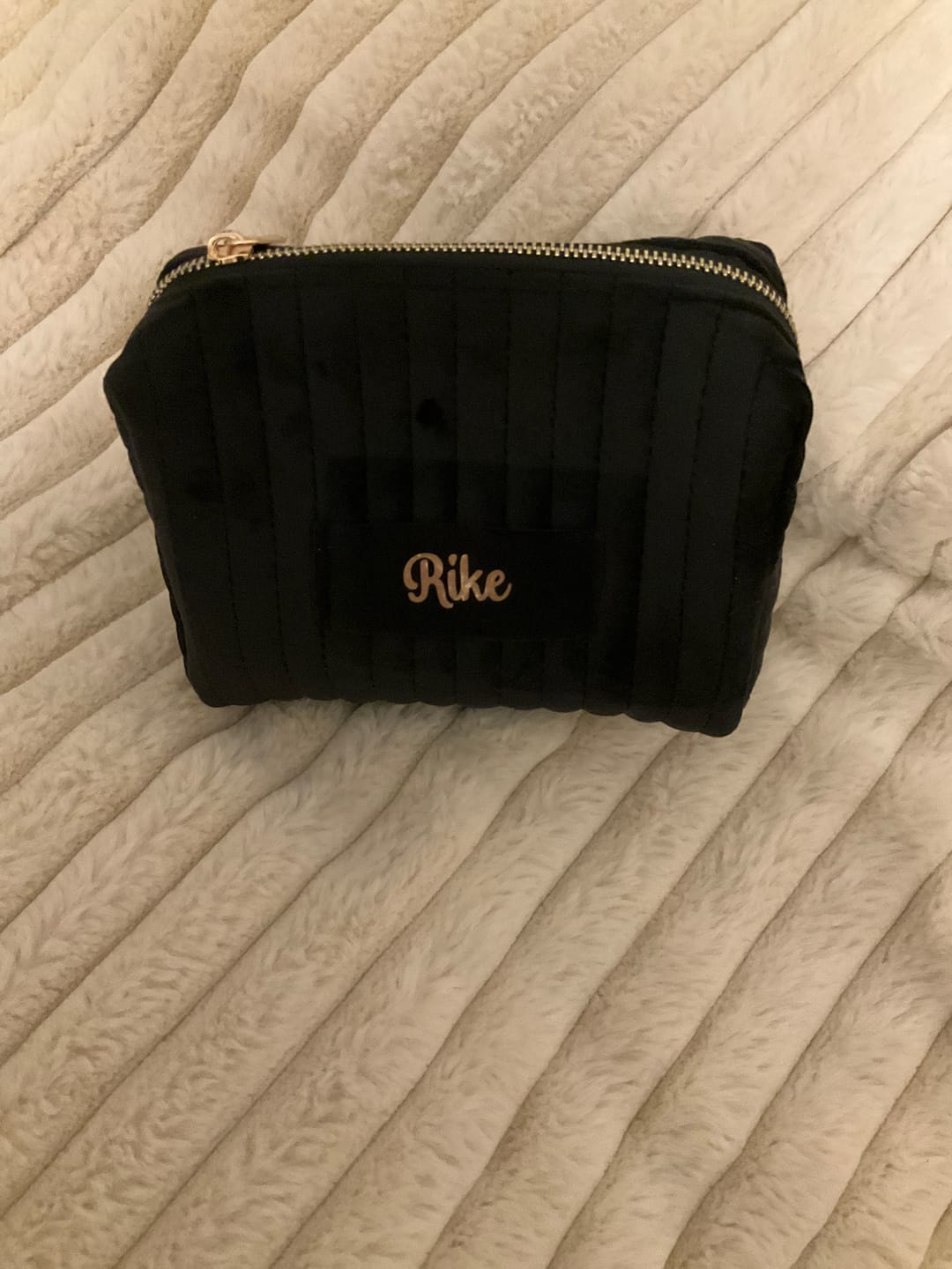 Customer photo review of Beauty Kram - Personalisierte Kosmetiktasche für  Make Up und Reiseutensilien aus Premium Samt