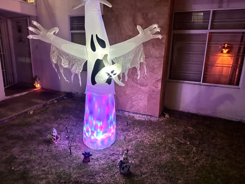 Customer photo review of Inflable Halloween Fantasma Scary 2.45m Luces Led Decoracion