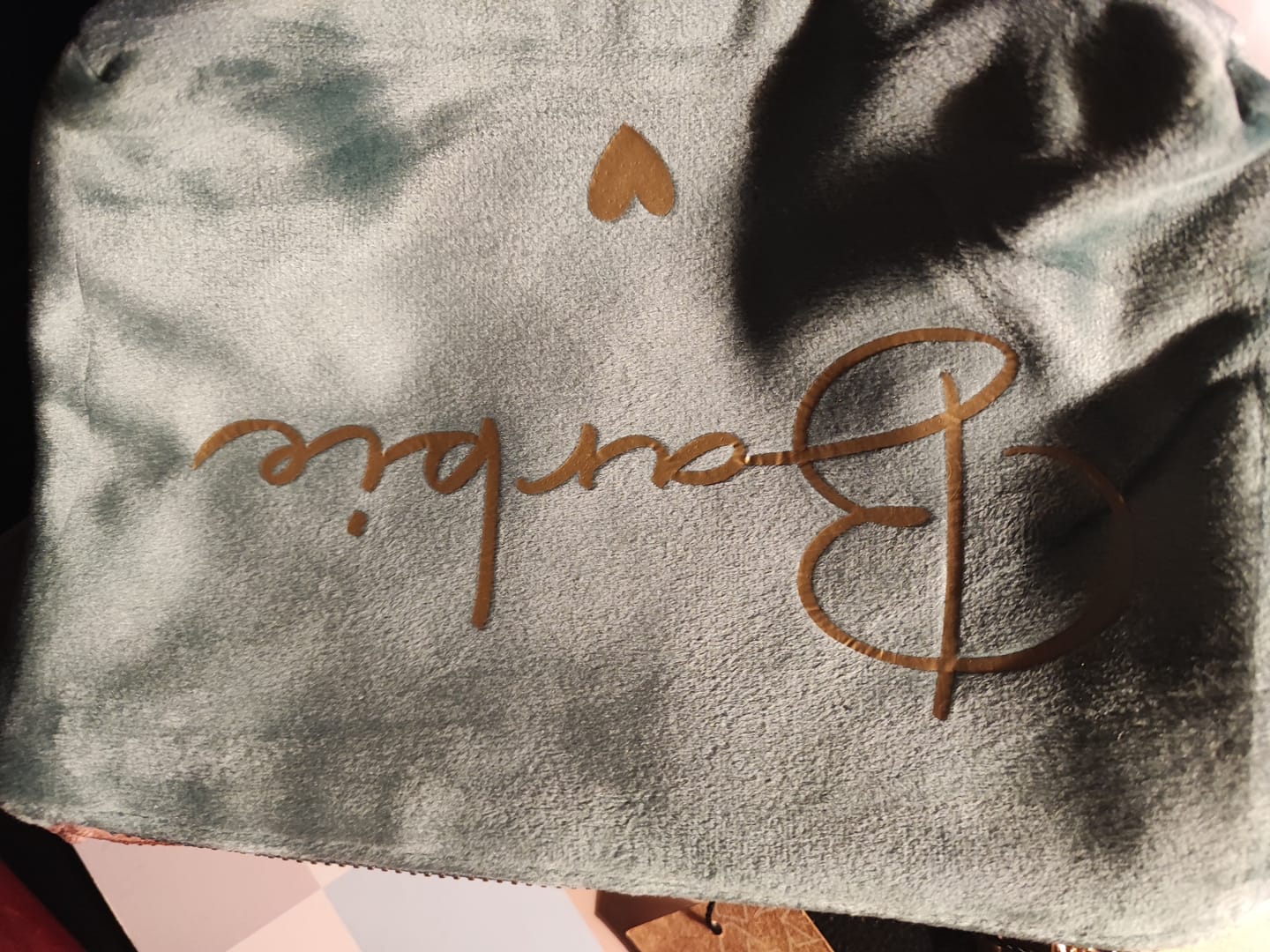 Customer photo review of Meine Kosmetiktasche - Personalisierte Samt Kosmetiktasche für MakeUp und Kosmetika mit Namen