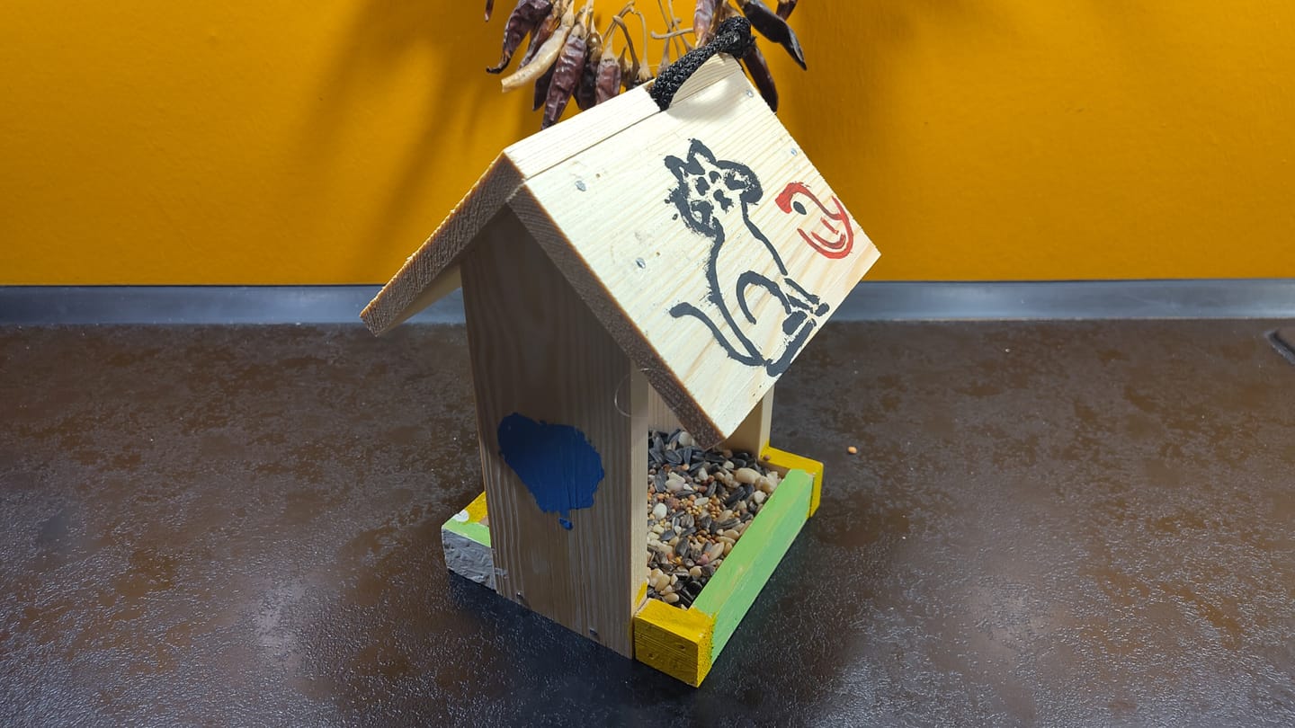 Customer photo review of Vogelhaus Bausatz für Kinder zum bemalen