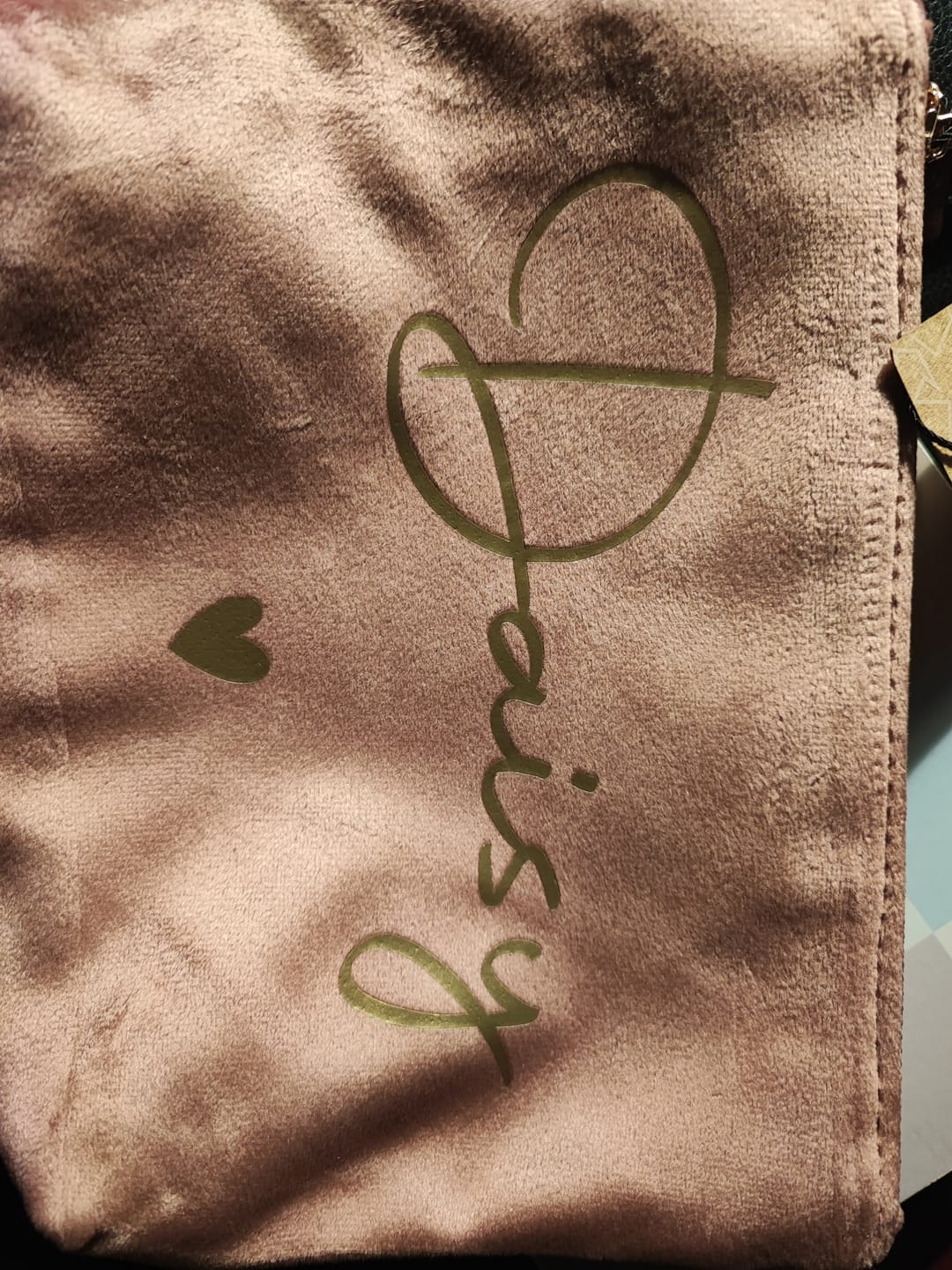 Customer photo review of Meine Kosmetiktasche - Personalisierte Samt Kosmetiktasche für MakeUp und Kosmetika mit Namen