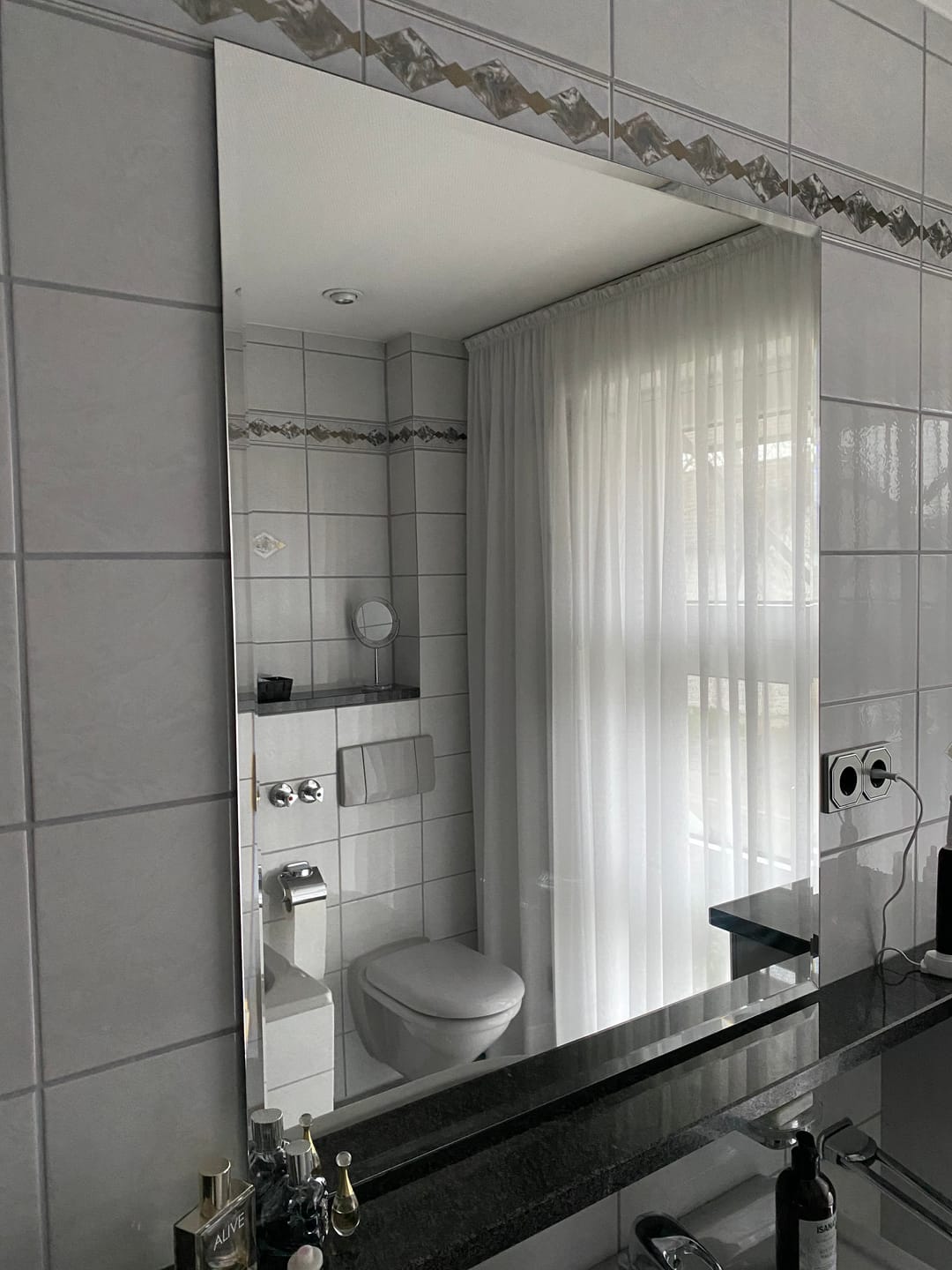 Customer photo review of Spiegel ohne Rahmen, Badspiegel & Wohnzimmerspiegel inkl. Befestigungsset, mit Facette, Eckig