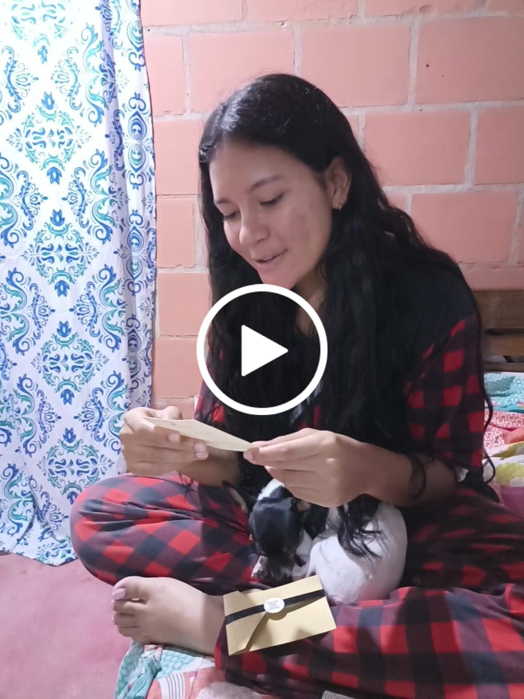 Customer video review of Tarjeta Dedicatoria con Empaque de Regalo