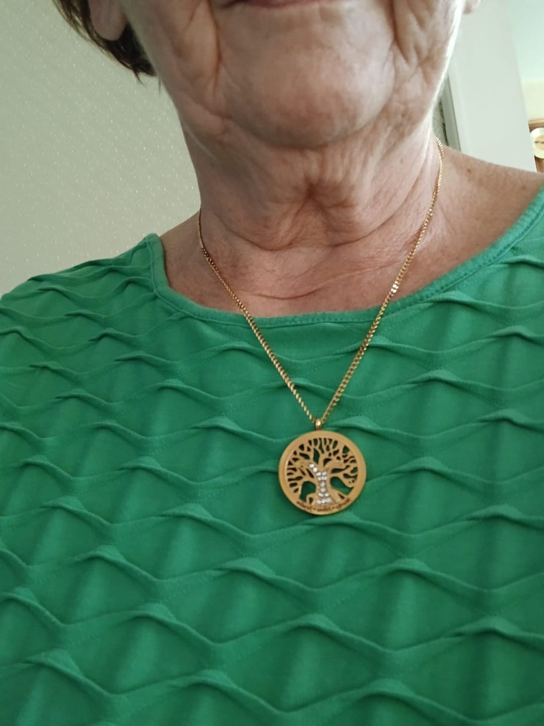Customer photo review of Personalisierte Lebensbaumkette mit Zirkoniasteinen