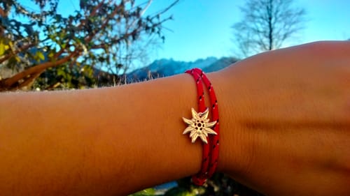 Recensione con foto di un cliente su Stella alpina d'inverno- Bracciale paracord regolabile e charm argento 925