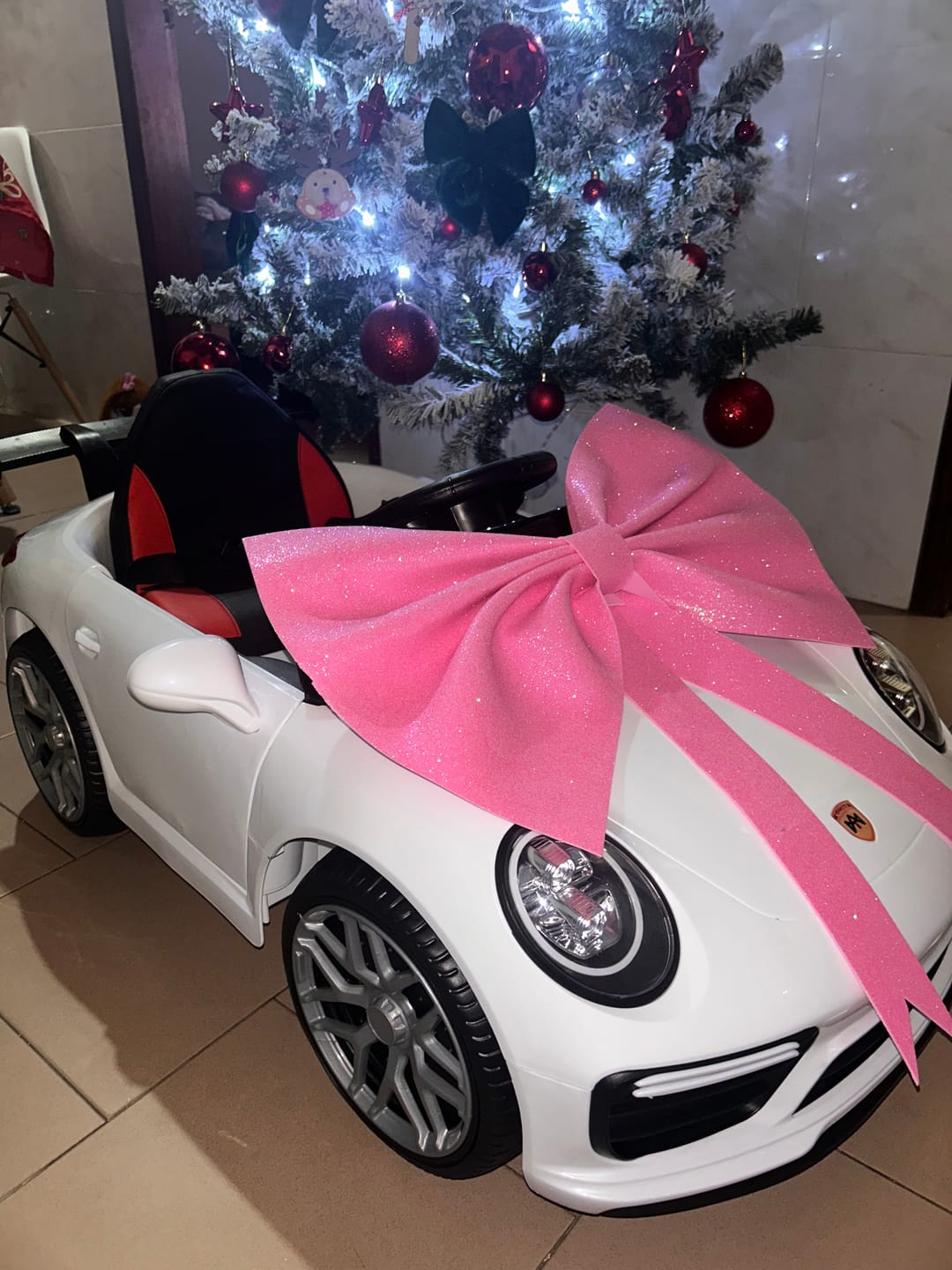 Customer photo review of Carro Elétrico para Criança 911 Style Branco 12v c/ RODAS DE BORRACHA & ASSENTO EM PELE