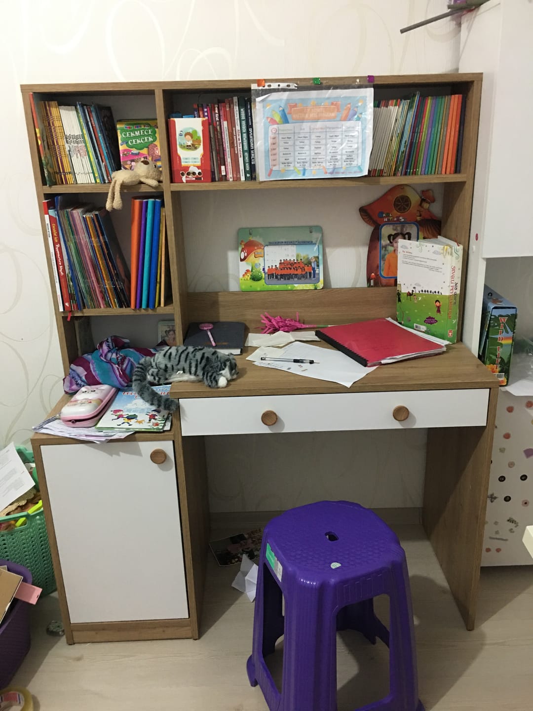 Customer photo review of Rani HA126 Kitaplıklı 4 Raflı  Kapaklı Çekmeceli Çalışma Ofis Bilgisayar Masası Sepet Ceviz - Beyaz