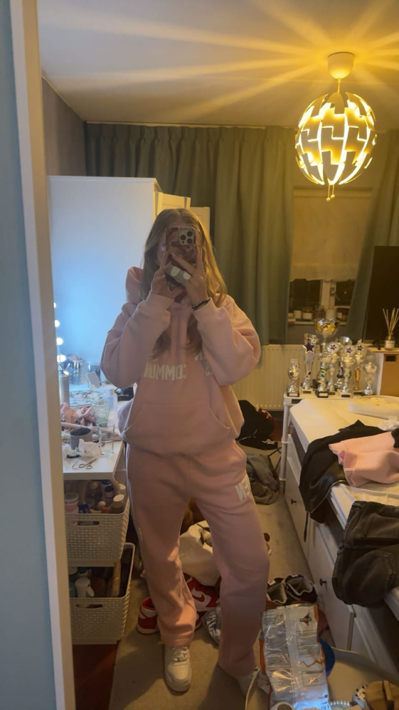 Kundenbewertung mit Foto von GATED COMMUNITY STRAIGHT LEG SWEATPANTS LIGHT PINK