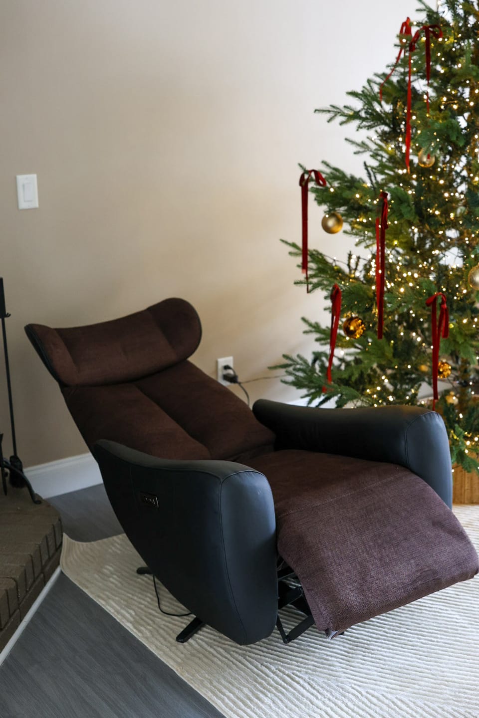 Customer photo review of SwanSing Swivel Power Zero Gravity Recliner Chair