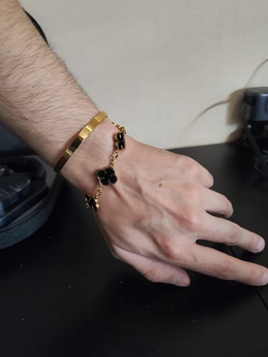 Reseña con foto de un cliente sobre Brazalete Iconic Oro
